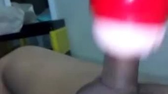 Aku dua kali ganda ke bawah pada dua susu handjob